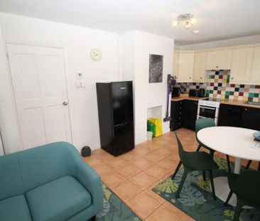 2 bedroom semi-detached house to rent - Photo 3