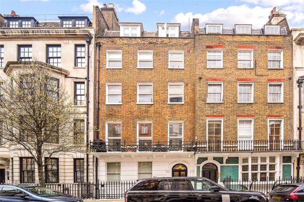 An impressive 3 bedroom duplex apartment set on the third & fourth floors of this period Georgian conversion. - Photo 1