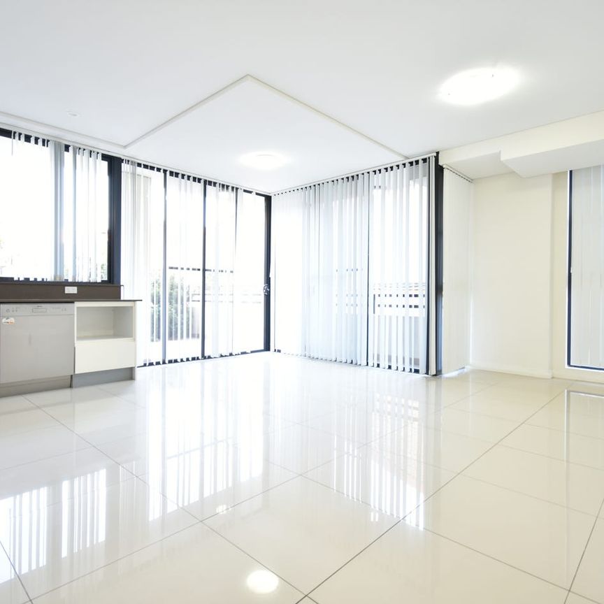 Oversized 3-Bedroom Apartment with Large Courtyard - Photo 1