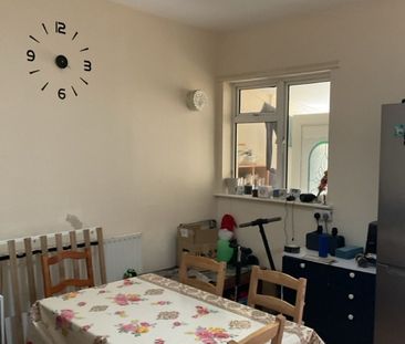 4 Bed Terraced House, Hatherley Gardens, E6 - Photo 1
