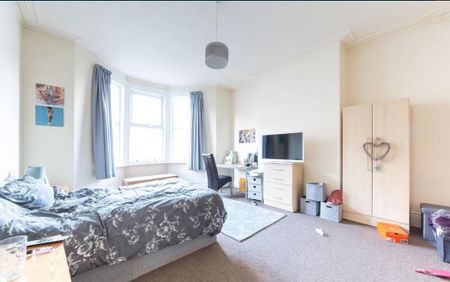 3 bedroom flat to rent - Photo 4
