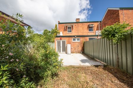 Beautiful Townhouse Conveniently Located! - Photo 3