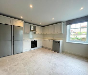 4 bedroom mews to rent - Photo 3