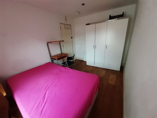 Room in a Shared House, Albert Square, E15 - Photo 1
