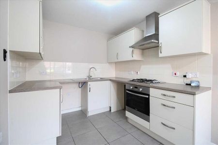 4 bedroom semi-detached house to rent - Photo 2