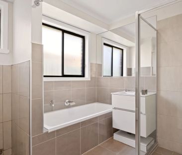 Family home on large 724m2 block with garage rear access and large ... - Photo 6