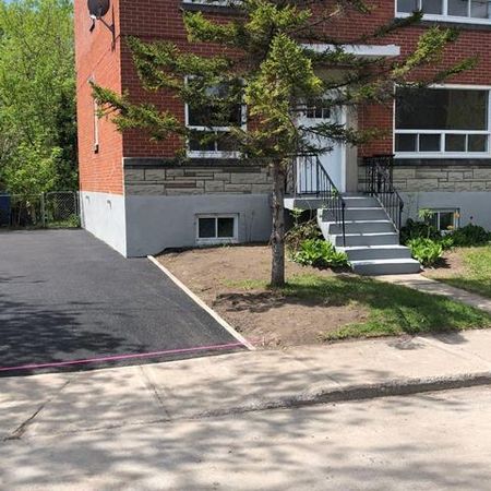 Spacious & Renovated 3-Bedroom Apartment + basement for storage in Prime Greenfield Park (Longueuil) are Available Now! - Photo 3