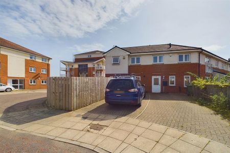 3 bedroom end of terrace house to rent - Photo 2