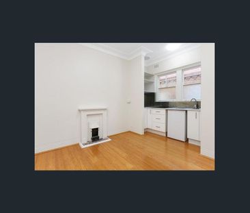 Ultra Convenient Top Floor Apartment - Photo 4