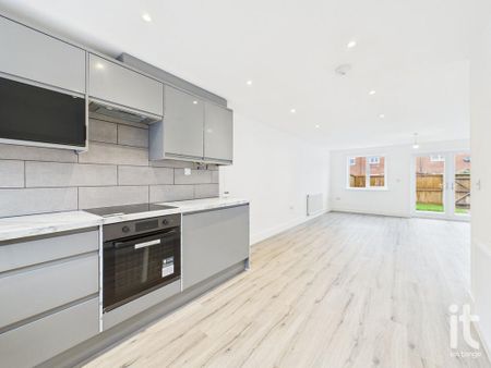 3 bedroom mews to rent - Photo 5