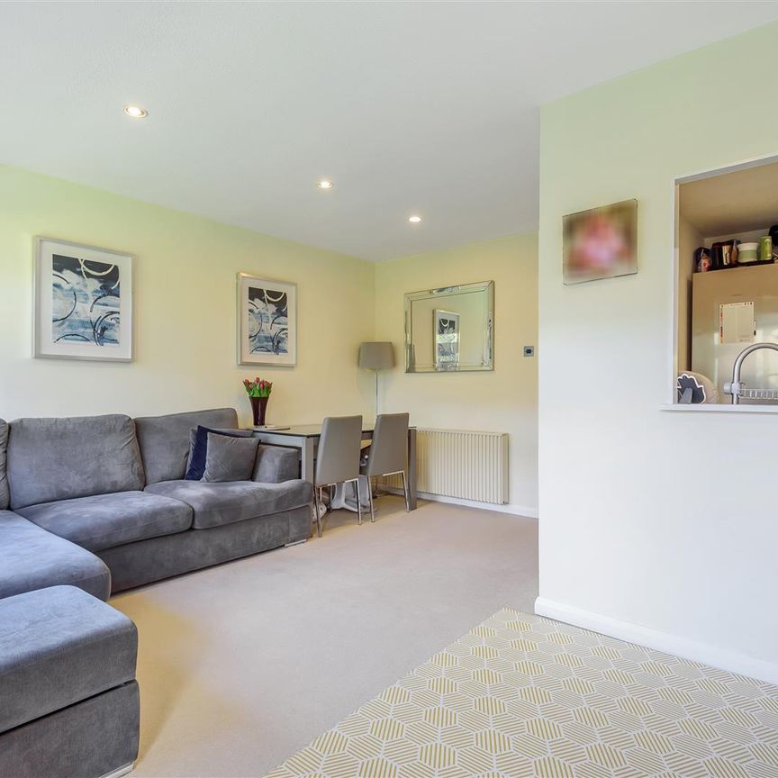 2 bed apartment to rent in St. Peters Close, Bushey, WD23 - Photo 1