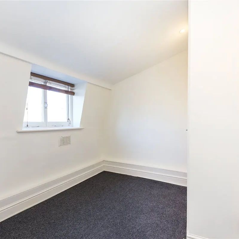 3 bedroom flat in St John's Wood - Photo 1