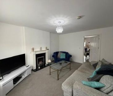 3 bedroom Semi-detached house To Let - Photo 2