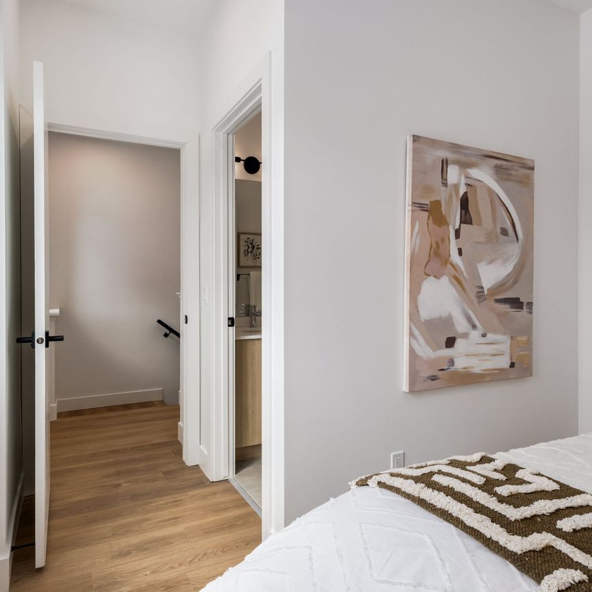 Pet-Friendly Modern 3 Bedroom Townhouse in Capitol Hill - Photo 1