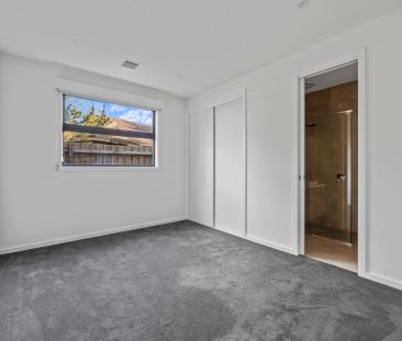 Spacious & Stylish Living - Perfect for Families & Entertainers - Photo 6