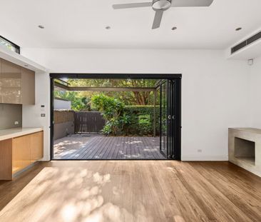 Large, renovated & immaculate dual-level residence - Photo 1