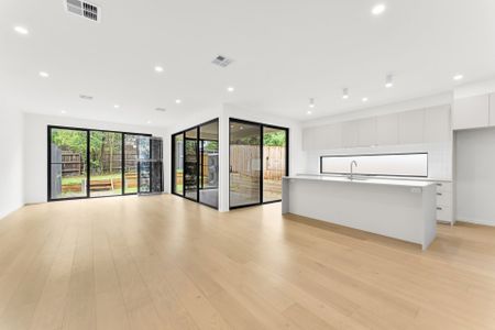 Luxury Living in a Prime Mount Waverley Location - Photo 5