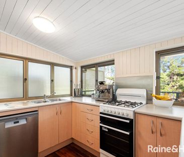 Perfect for Families - Dual Living Potential in Prime Location - Photo 2