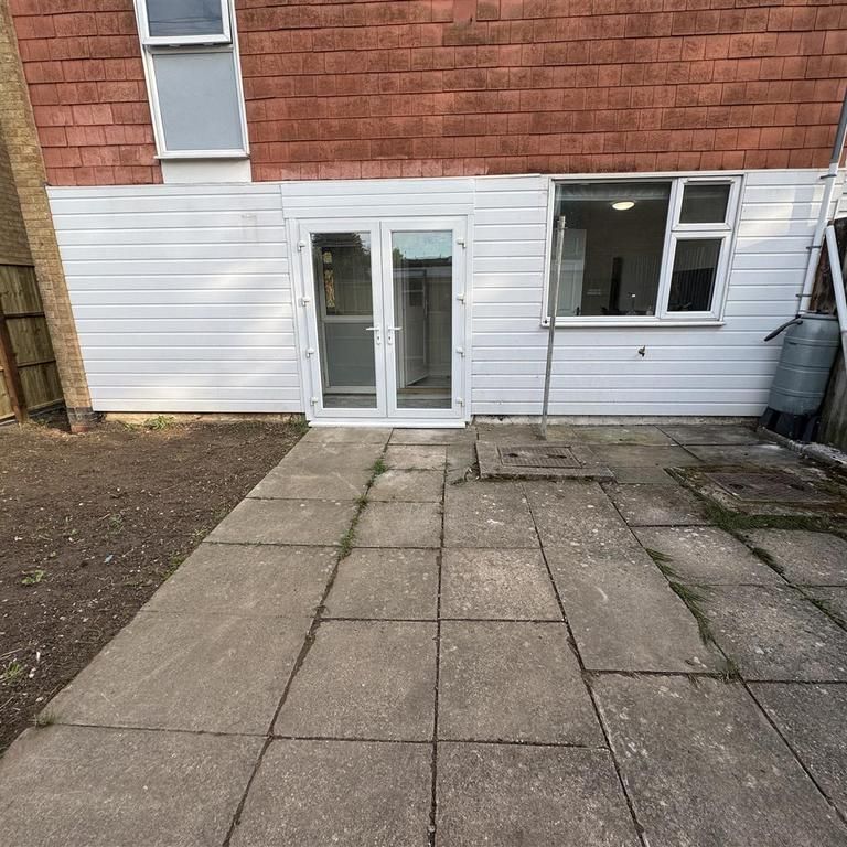 3 bedroom end of terrace house to rent - Photo 1