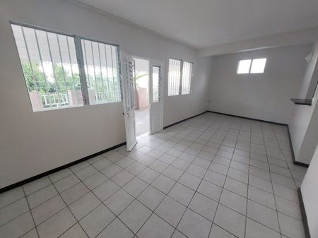 Appartement à louer, 3 pièces - Fort-de-France 97200 - Photo 2