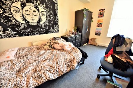 4 bedroom House in Norwood Grove, Leeds - Photo 5