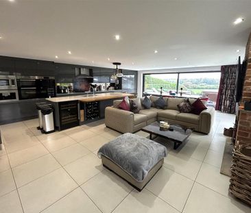 5 bedroom detached house to rent - Photo 1