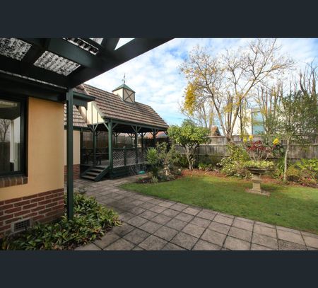 44 Urquhart St, Hawthorn, Vic 3122 - Photo 2