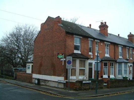 Rooms available shared house in Lenton - Photo 1