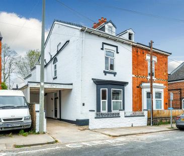 1 bedroom in a house share to rent - Photo 2