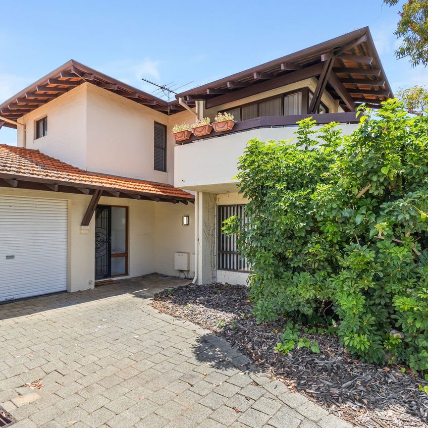 Spacious and Stylish Townhouse ideal for Families or Professionals - Photo 1