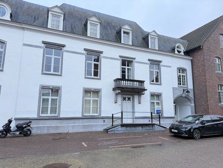 Één-slaapkamerappartement in een charmant herenhuis in hartje Meulebeke. - Photo 2