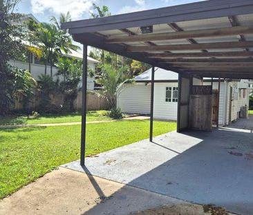 CHARMING BEACHSIDE COTTAGE - Photo 2