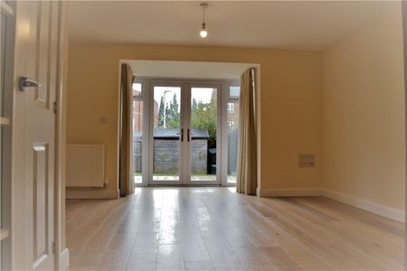 Attractive town house in the sought after Racecourse development within a short walk of the train stations and Newbury town centre. - Photo 2