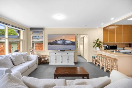 LOVELY THREE BEDROOM HOME! - Photo 3