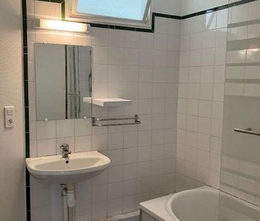 A LOUER Proche commerces, stade et piscine Appartement situé au rez... - Photo 5