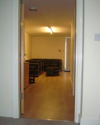 1 Bed Self contained - Student flat Fallowfield for Couple - Photo 1