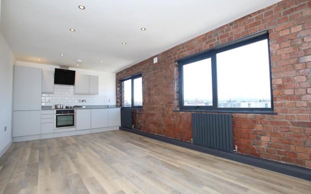 A well presented split level, modern apartment block in the popular Cigar Factory, Southville, with easy access to Temple Meads Station and the City Centre. . Available on an unfurnished basis and benefits from an allocated parking space from the start of January EPC - D - Photo 1