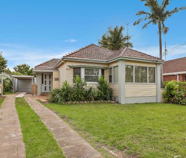 Character Cottage in a great location! - Photo 2