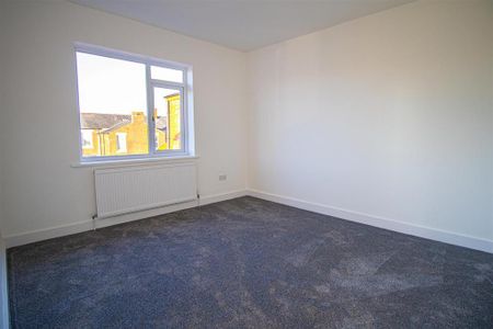 3 bedroom end of terrace house to rent - Photo 4