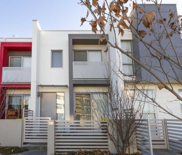Light Filled Spacious Townhouse - Photo 6