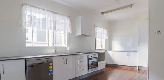 Spacious Home - Prime Location in Carina Heights - Photo 2