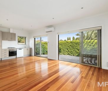 Spotless modren unit with great courtyard - Photo 1