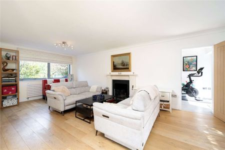 A generous six bedroom family home on a quiet residential road by Wimbledon Common. - Photo 4