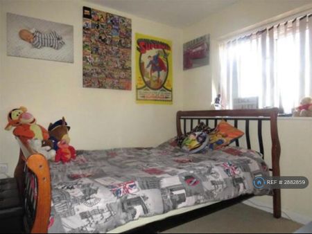 3 bedroom end of terrace house to rent - Photo 4