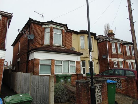 Shirley Park Road, Southampton - Photo 1