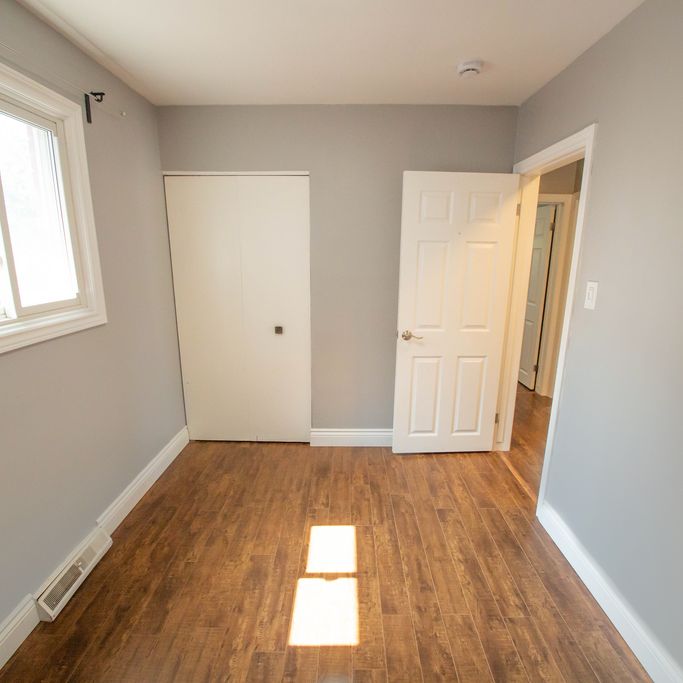 **RENOVATED MAIN UNIT FOR RENT IN ST. CATHARINES!** - Photo 1