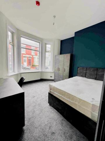 5 Beds 3 Baths - Photo 3
