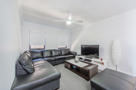 2 LIVING ZONES + AIR CONDITIONING + ALARM SYSTEM! - Photo 3