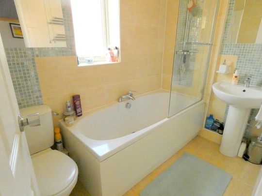 2 bedroom end of terrace house to rent - Photo 1