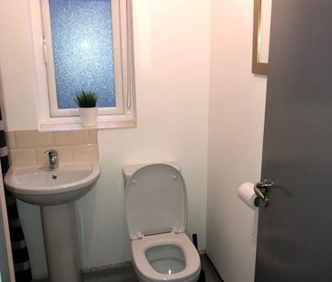 Room 7, 37 Magdela Street, Botanic, Belfast, BT7 1PV - Photo 6